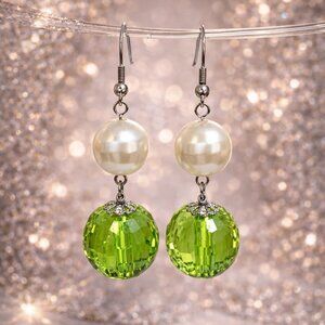 🆕😍Peridot Faceted Acrylic & Pearl Earring